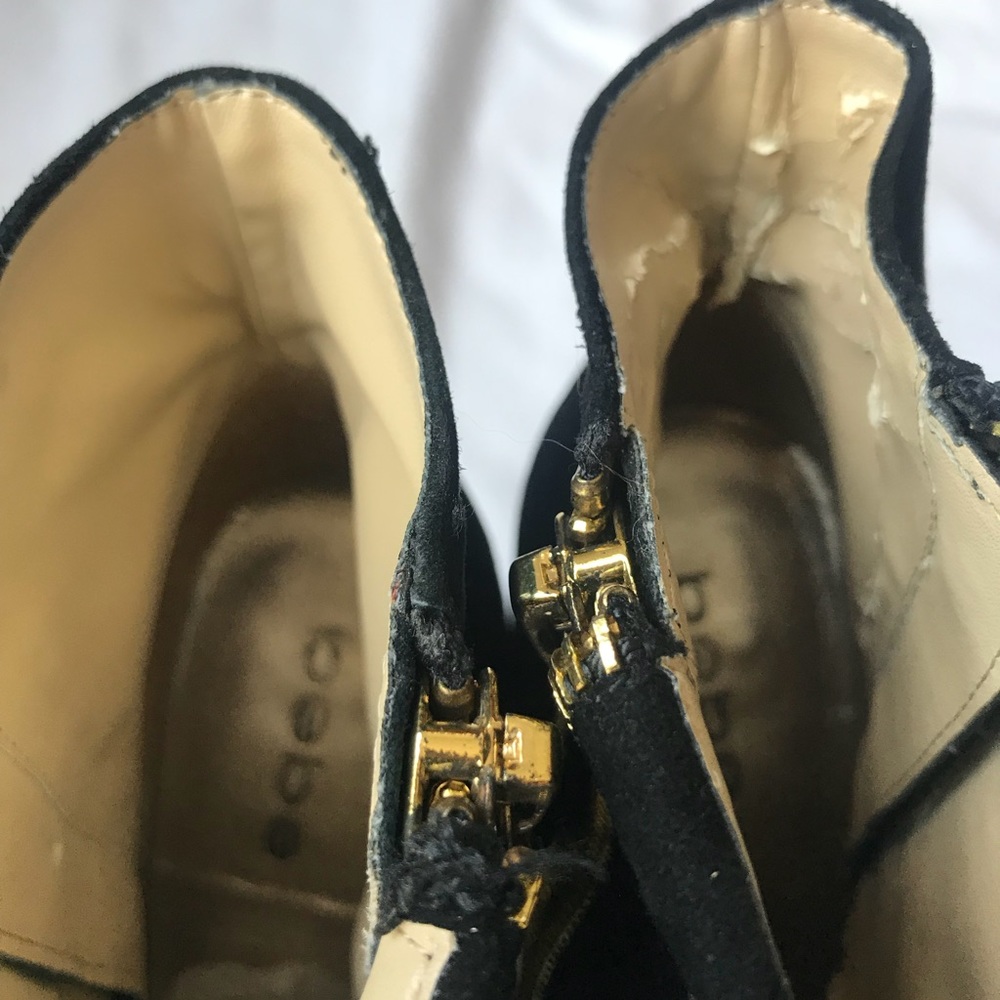 Bebe black leather ankle boots with gold zippers - Picture 4 of 5